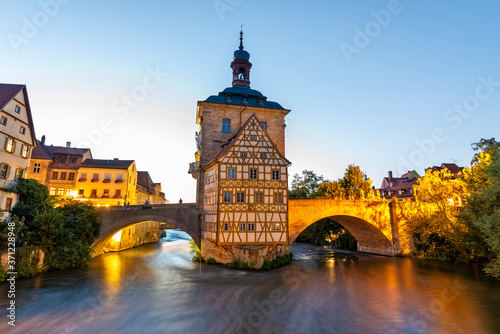 Das historische Rathaus von Bamberg in der Dämmerung