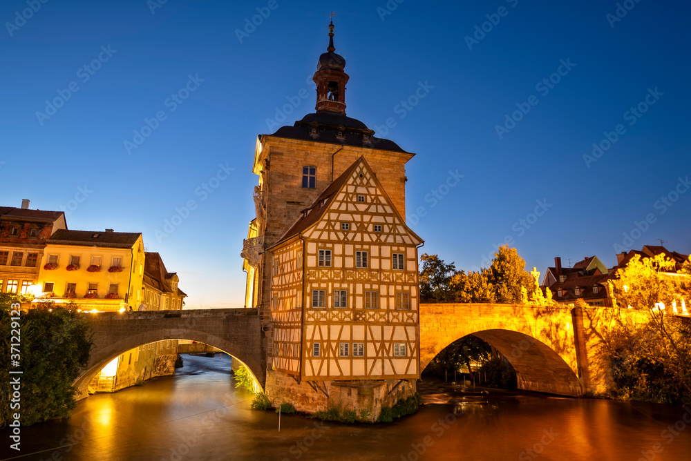 Das historische Rathaus von Bamberg in der Dämmerung