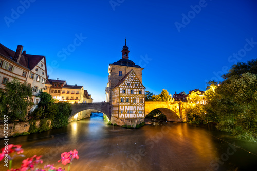 Das historische Rathaus von Bamberg in der Dämmerung