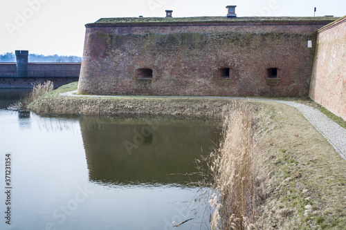 ceglany bastion otoczony fosą twierdzy Kostrzyn