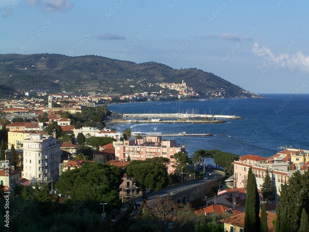 Ausblick auf Diano Marina, im Hintergrund Cervo, italienische Riviera view towards Diano Marina, in the background Cervo, Riviera, Italy