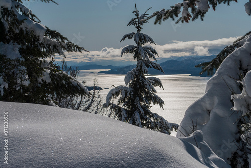 Bild auf Leinwand Vista de paisajes nevados desde el Cerro Otto , Bariloche Patagonia Argentina