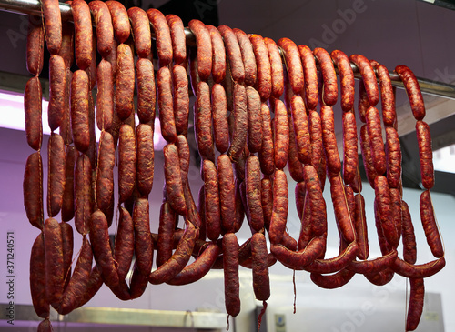 Ristra de chorizos españoles colgados en un mercado