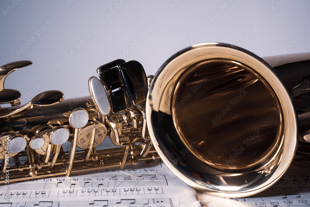 Obraz premium Saxophone with sheet music 
