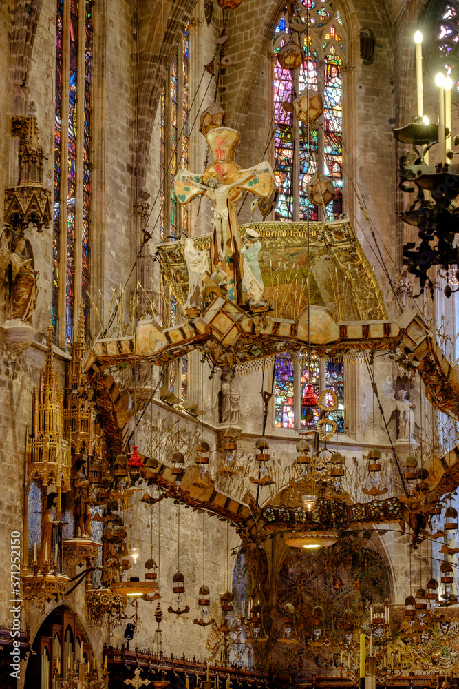 lampadario-baldaquino, obra de Antoni Gaudí, Capilla Real, ( presbiterio ), Catedral de Mallorca, La Seu, siglo XIII. gótico levantino, palma, Mallorca, balearic islands, Spain lampadario-baldaquino, obra de Antoni Gaudí, Capilla Real, ( presbiterio ), Catedral de Mallorca, La Seu, siglo XIII. gótico levantino, palma, Mallorca, balearic islands, Spain