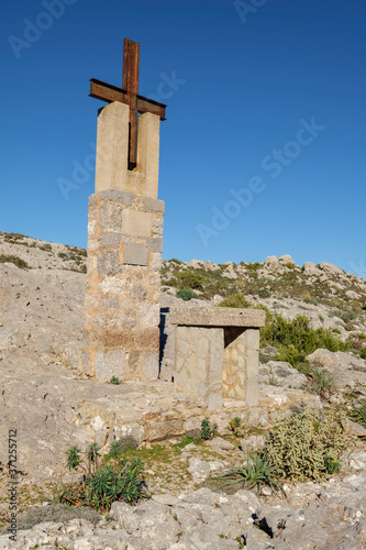 cruz en memoria de la antigua capilla de San Salvador del siglo XIII  Coll des Card    Colers  Mallorca  balearic islands  Spain