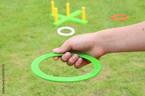 children's play ring toss on green grass Fototapet