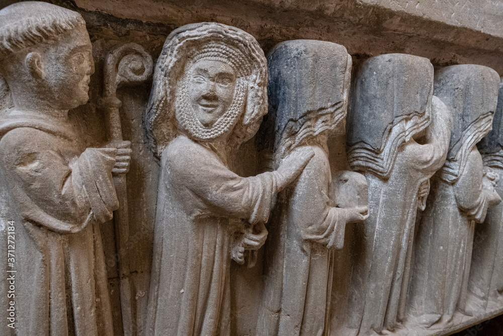 Obraz premium monja sonriendo, Sepulcro de Urraca Díaz de Haro, sala capitular, siglo XII, Monasterio de Santa María de San Salvador de Cañas, Cañas, La Rioja, Spain
