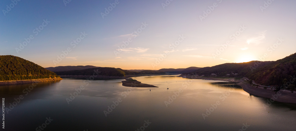 Fototapeta premium Luftaufnahme vom Edersee bei Sonnenuntergang, Hessen, Deutschland