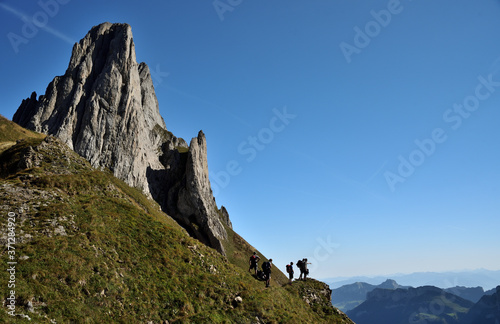 Bergwanderer in den Alpen auf einem Aussichtsplatz