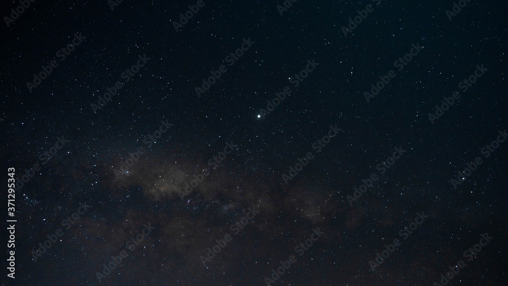 Fototapeta premium rozgwieżdżone nocne niebo