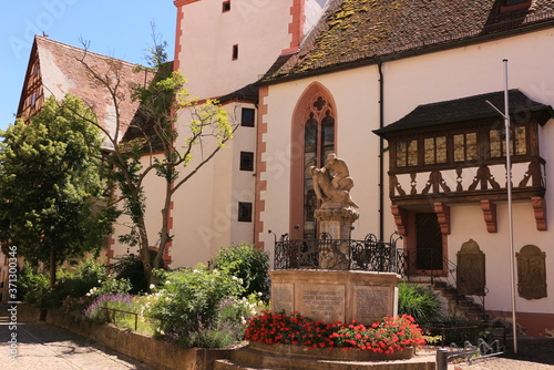 Blick auf die evangelisch-lutherische Kirche St. Nicolai in der historischen Altstadt vom Marktbreit in Bayern photo