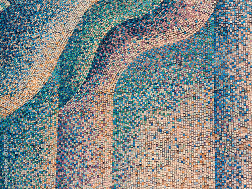 Fotografia Detail of beautiful old collapsing abstract ceramic mosaic adorned building