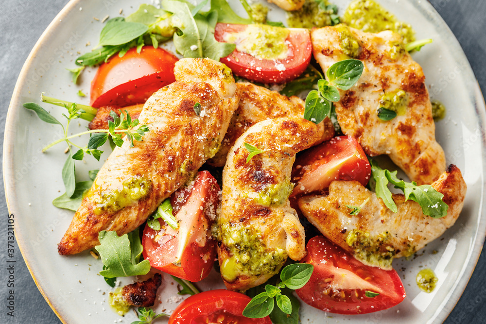 Salad with grilled chicken and vegetables