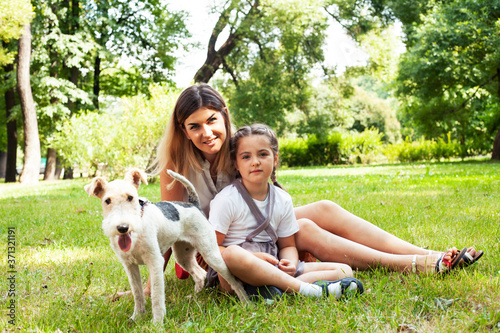 Fotografía young pretty caucasian mother walking with little cute daughter and dog fox terr