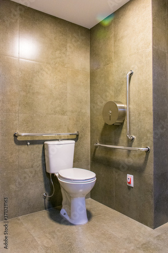 Banheiro adaptado para deficiente fisico com dificuldade de locomoção  photo