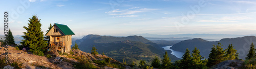 Foto View of Tin Hat Cabin on top of a mountain during a sunny summer evening