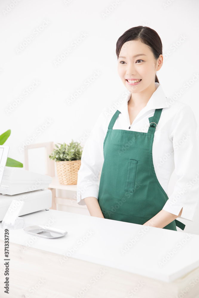 レジの女性店員
