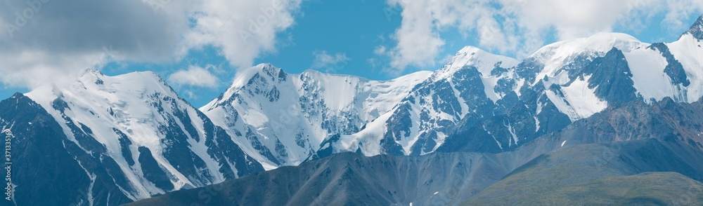 Obraz premium Snow-capped mountain peaks. Traveling in the mountains, climbing. Panoramic view.