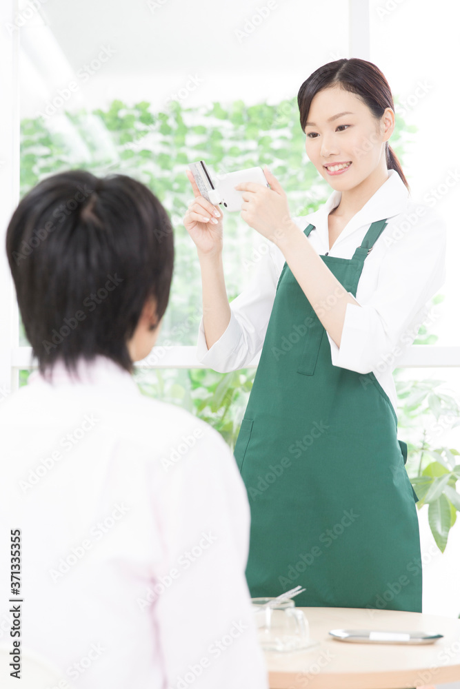 会計をするカフェ店員 会計をするカフェ店員