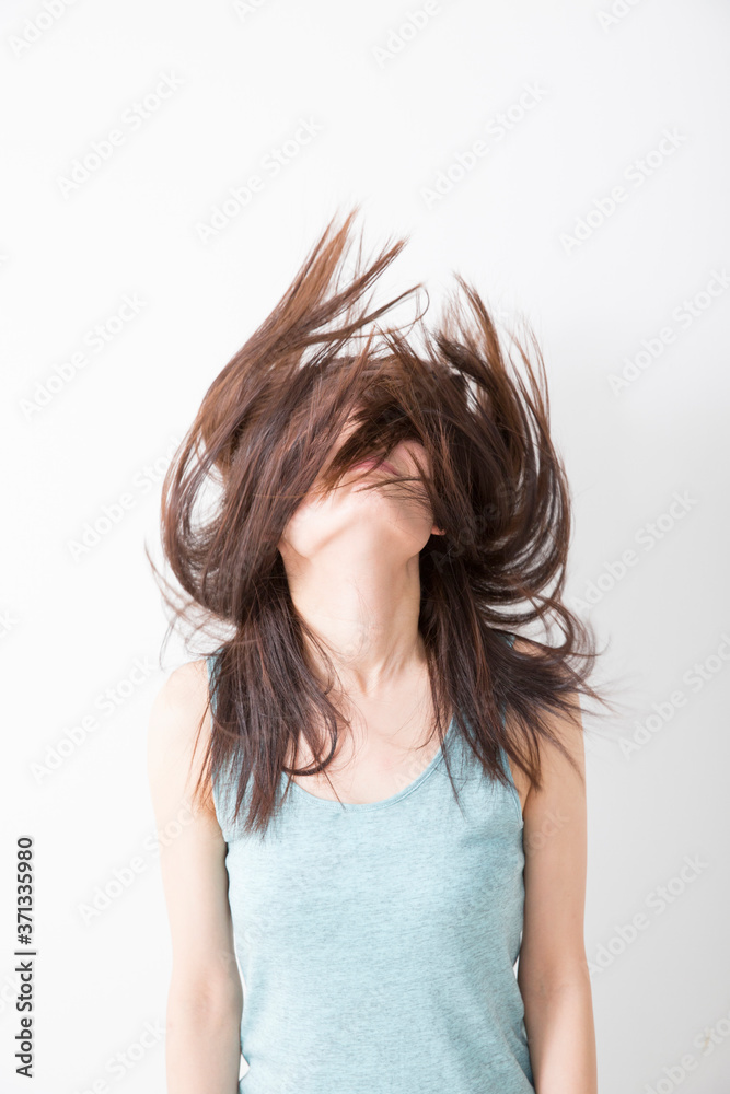 暴れる女性 暴れる女性