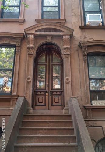 Canvastavla A brownstone entrance