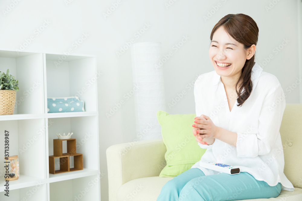 テレビを見る女性 テレビを見る女性