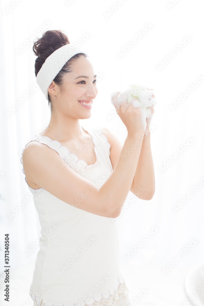 洗顔する女性