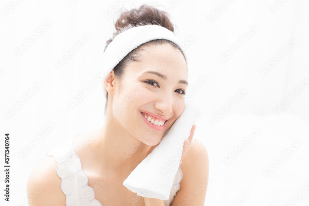 顔を拭く女性 顔を拭く女性