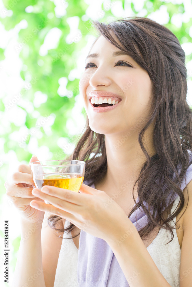 お茶を飲む女性 お茶を飲む女性