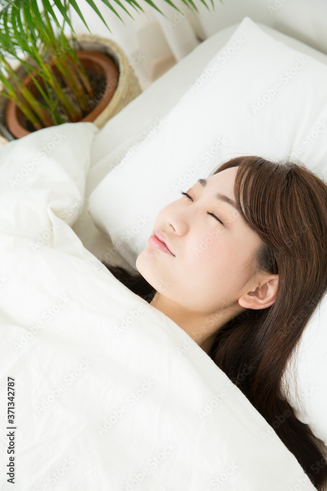 ベッドで眠る女性 ベッドで眠る女性