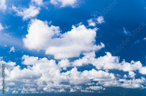 Fototapeta Naklejka Na Ścianę i Meble -  Beautiful clouds with the blue sky background