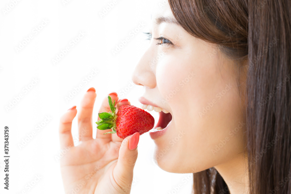 イチゴを食べる女性 イチゴを食べる女性