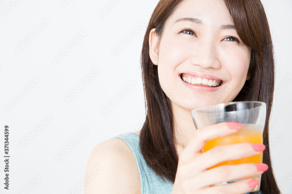 ジュースを飲む女性 ジュースを飲む女性