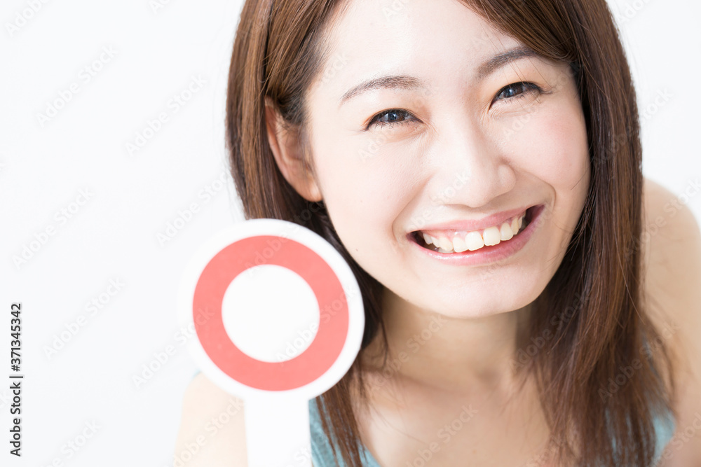 丸プレートを持つ女性 丸プレートを持つ女性