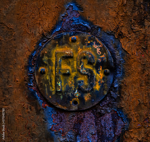 Rostiges Schild mit den Buchstaben FS photo