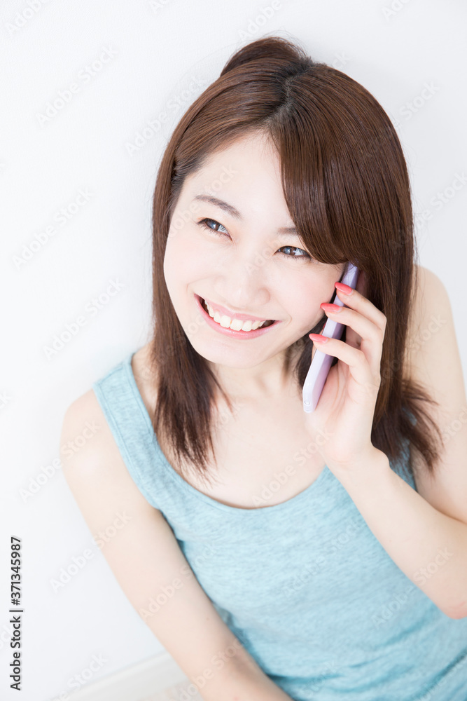 スマホで話す女性 スマホで話す女性