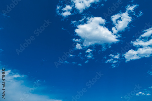 青い空と雲 © meow_creation