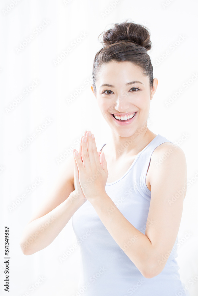 ヨガをする女性 ヨガをする女性