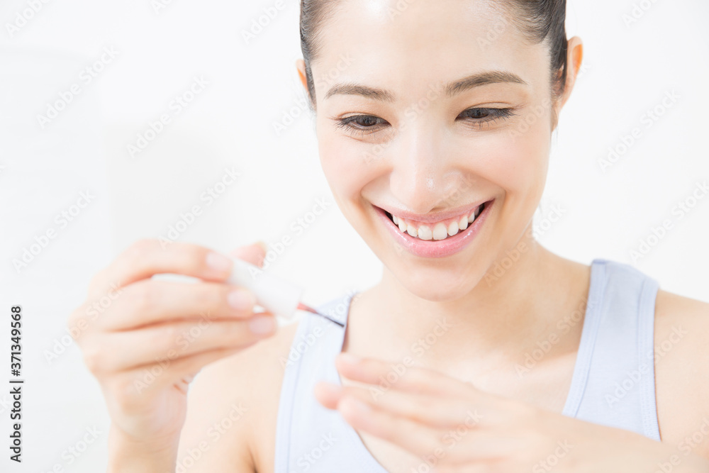 マニキュアを塗る女性 マニキュアを塗る女性