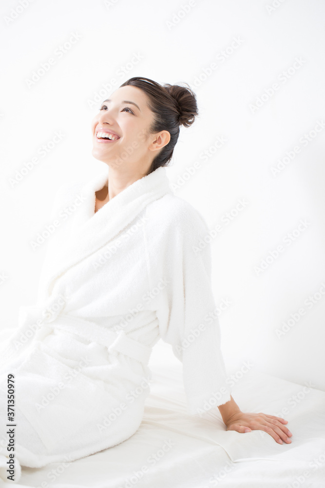 バスローブを着た女性 バスローブを着た女性