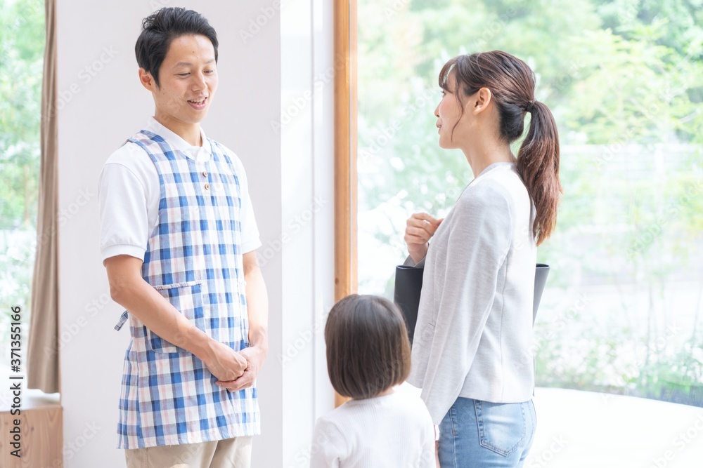 アジア人 保育士と親子 アジア人 保育士と親子