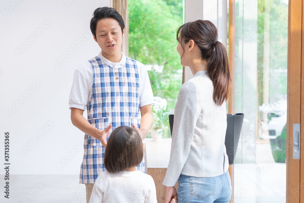 アジア人　保育士と親子　