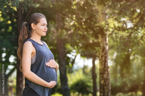 Young pregnant woman practi...