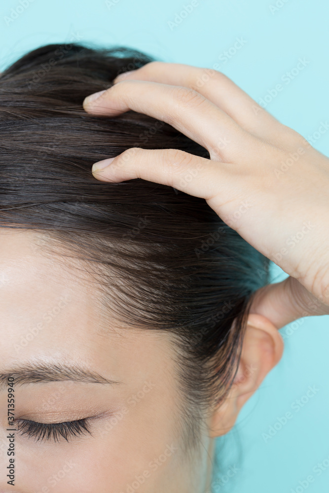 Fototapeta premium ヘッドマッサージをする女性