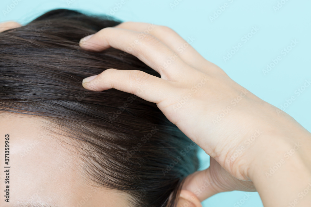 Fototapeta premium ヘッドマッサージをする女性