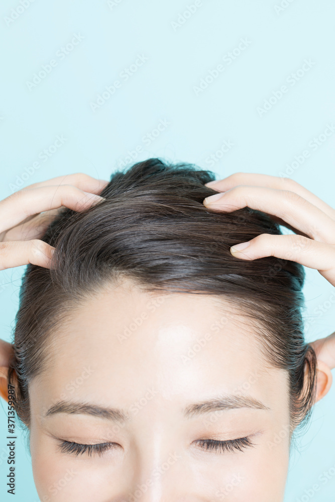 Fototapeta premium ヘッドマッサージをする女性