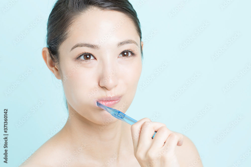 歯磨きをする女性 歯磨きをする女性