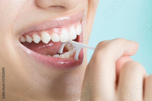歯間ブラシをする女性