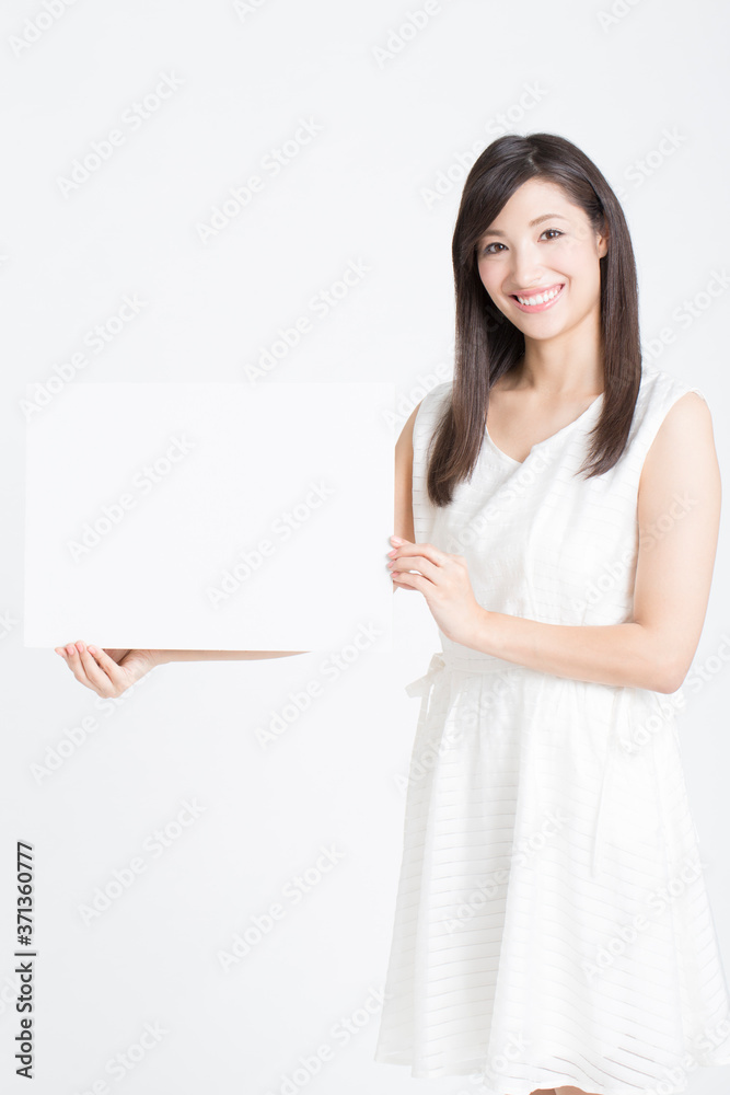 メッセージボードを持った女性
